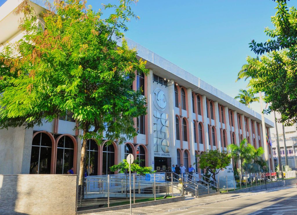 Cinco legendas cadastram concorrentes ao legislativo estadual