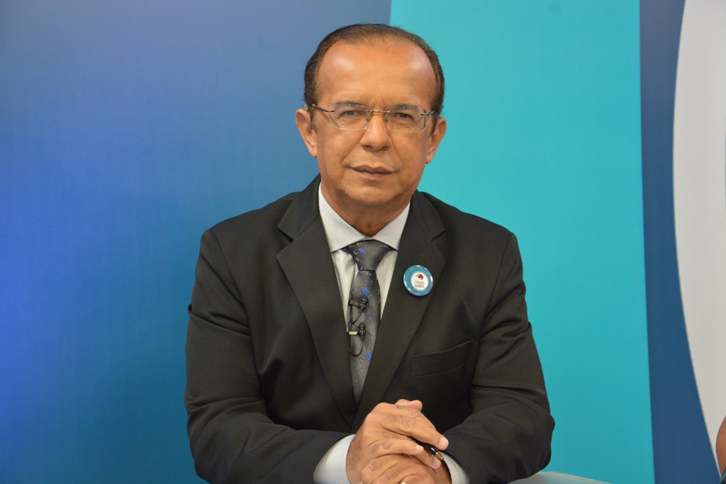 Jornalista Hermes de Luna estabelece recorde na mediação de debates na Paraíba
