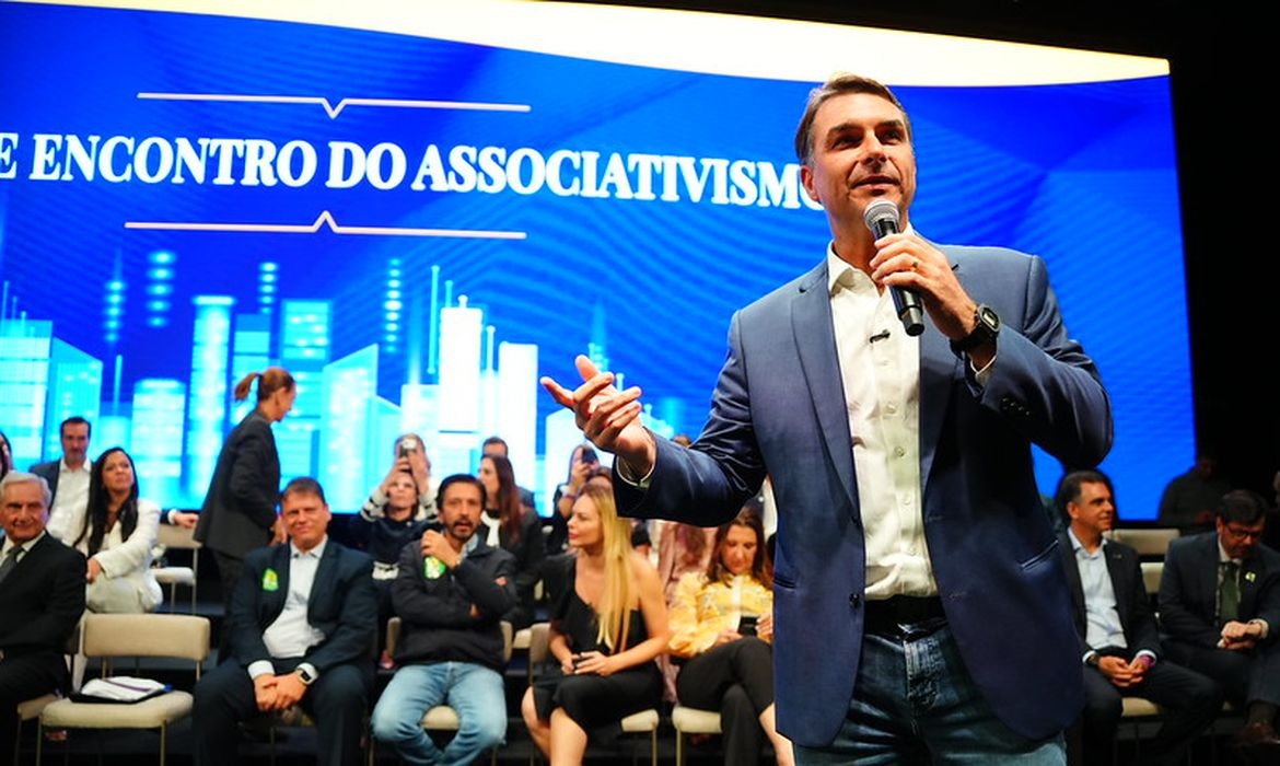 Flávio Bolsonaro visita o pai em Brasília e cumpre agenda em São Paulo