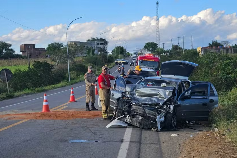 Colisão frontal em Queimadas provoca a morte de uma pessoa