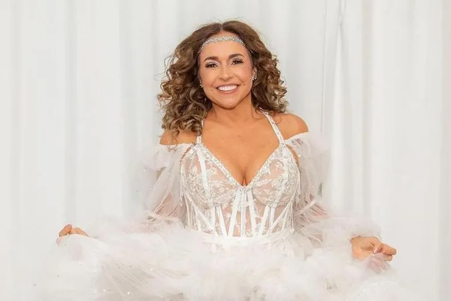 Daniela Mercury vai cantar o samba-enredo da Mangueira em 2027