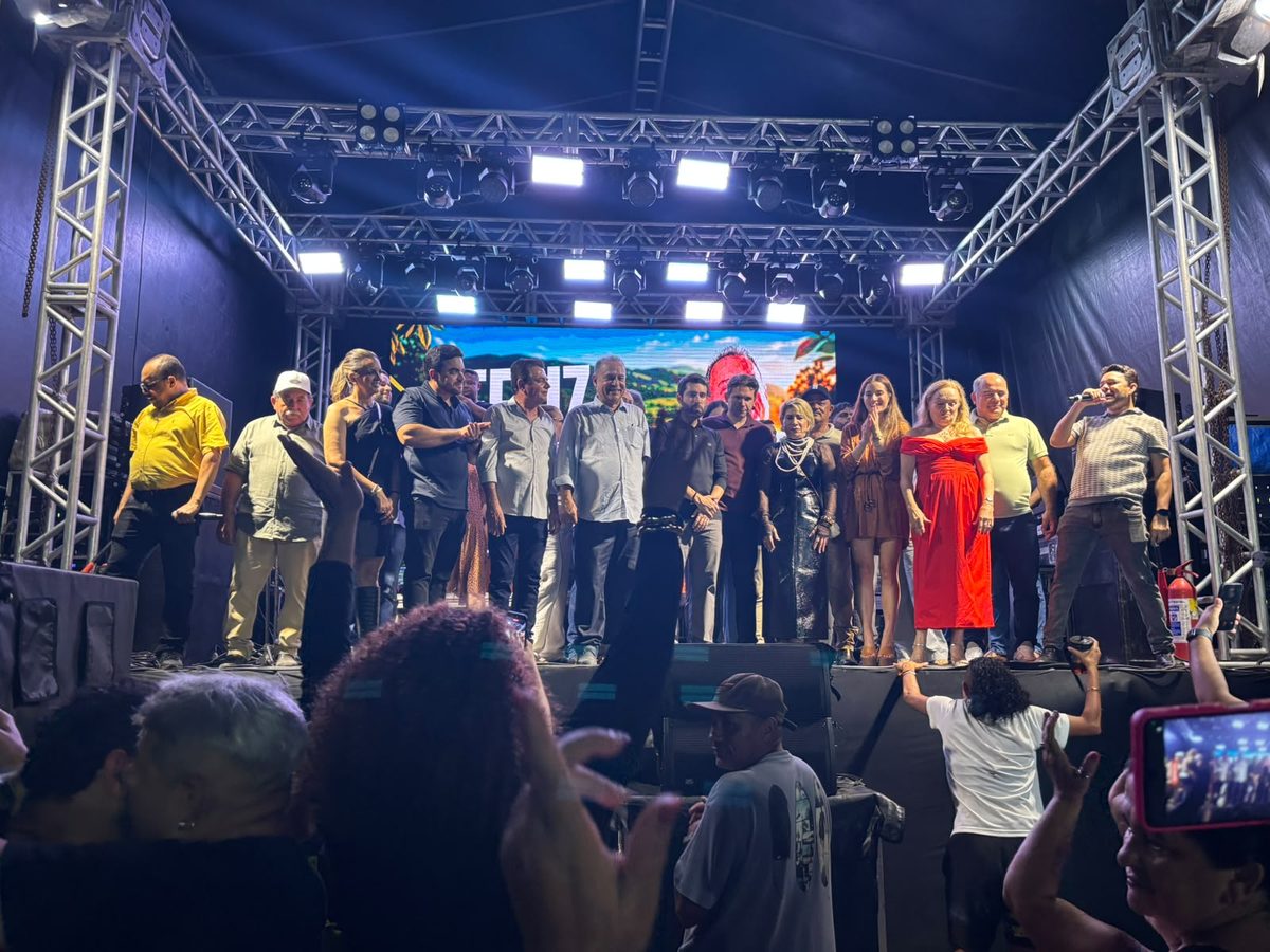 Lideranças políticas e população participam de festa de aniversário do prefeito de Salgado de São Félix, Dr. Joni
