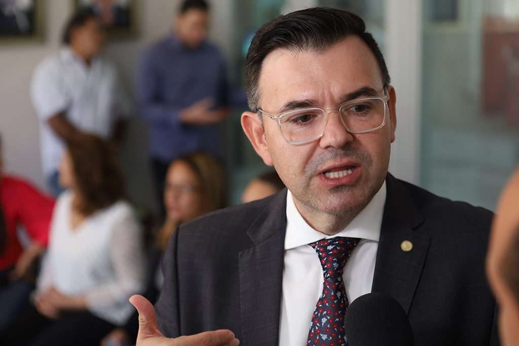 Deputado critica uso eleitoral de emendas e questiona crise entre os Poderes