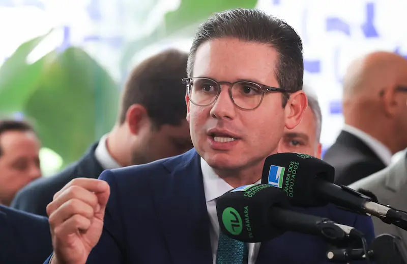 Hugo Motta busca apoio na esquerda e no centrão para reeleição na Câmara