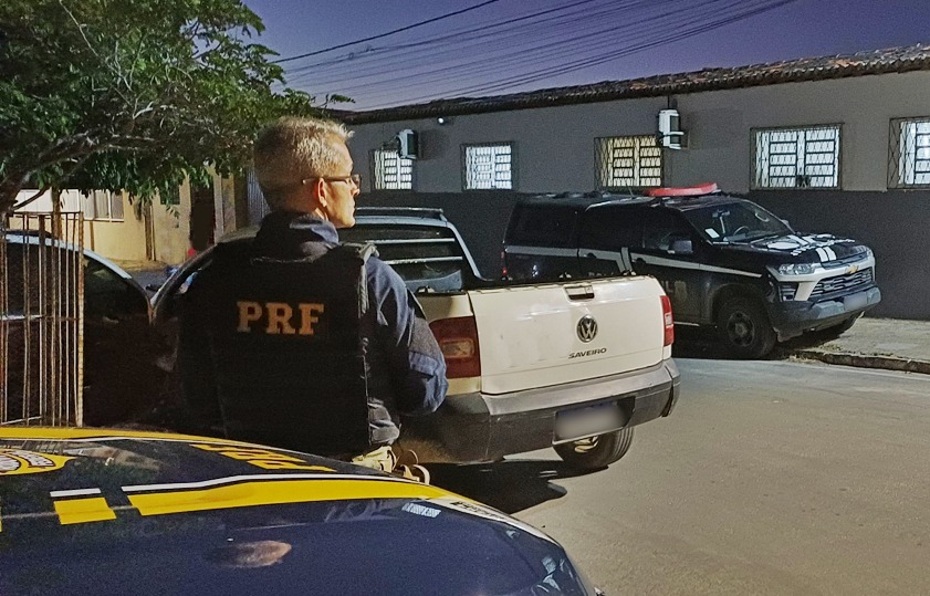 PRF recupera veículos e prende quatro suspeitos na Paraíba