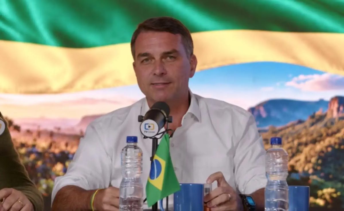 Flávio Bolsonaro pede união da centro-direita para disputa presidencial