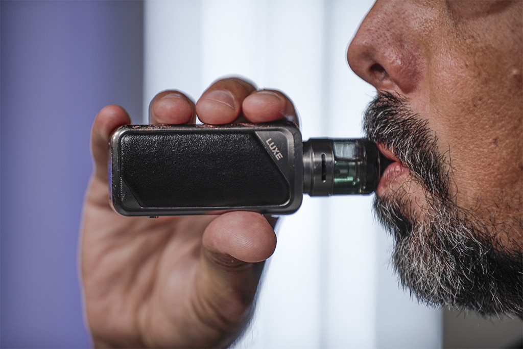 Cigarro eletrônico: “Quase perdi parte do meu pulmão”, revelou jovem
