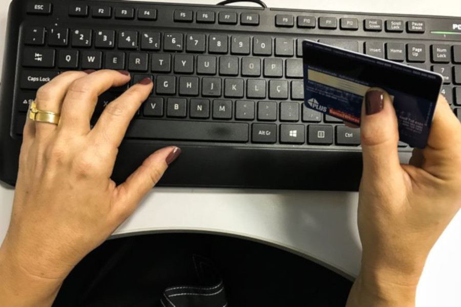 Advogado tira dúvidas sobre internet, cartão de crédito e compras