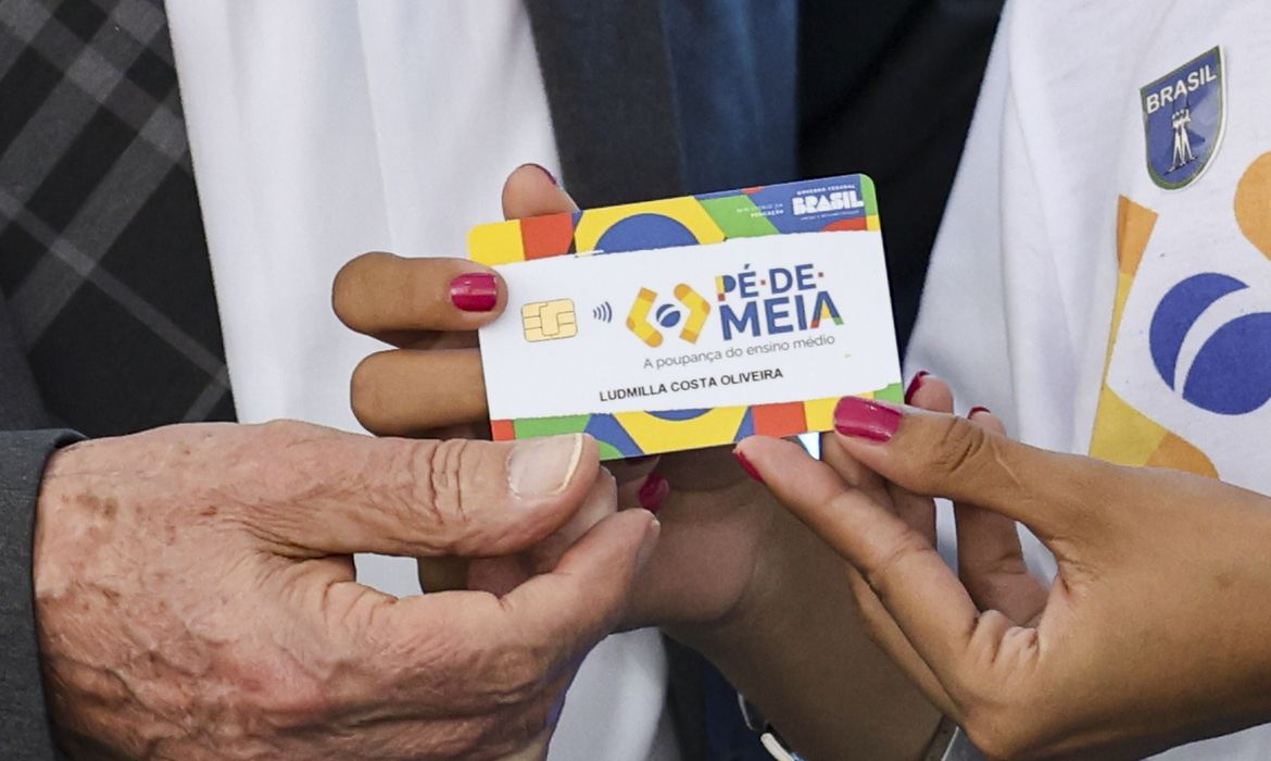 Estudantes nascidos em setembro e outubro recebem o Pé-de-Meia
