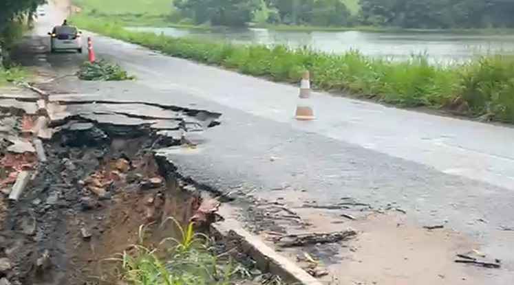 Chuva provoca deslizamento e parte da estrada entre João Pessoa e Pedras de Fogo desaba