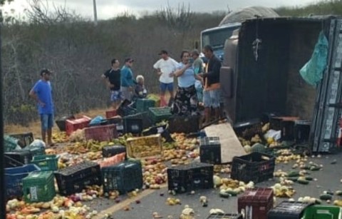 Tombamento de caminhonete na BR-230 em Soledade deixa três feridos