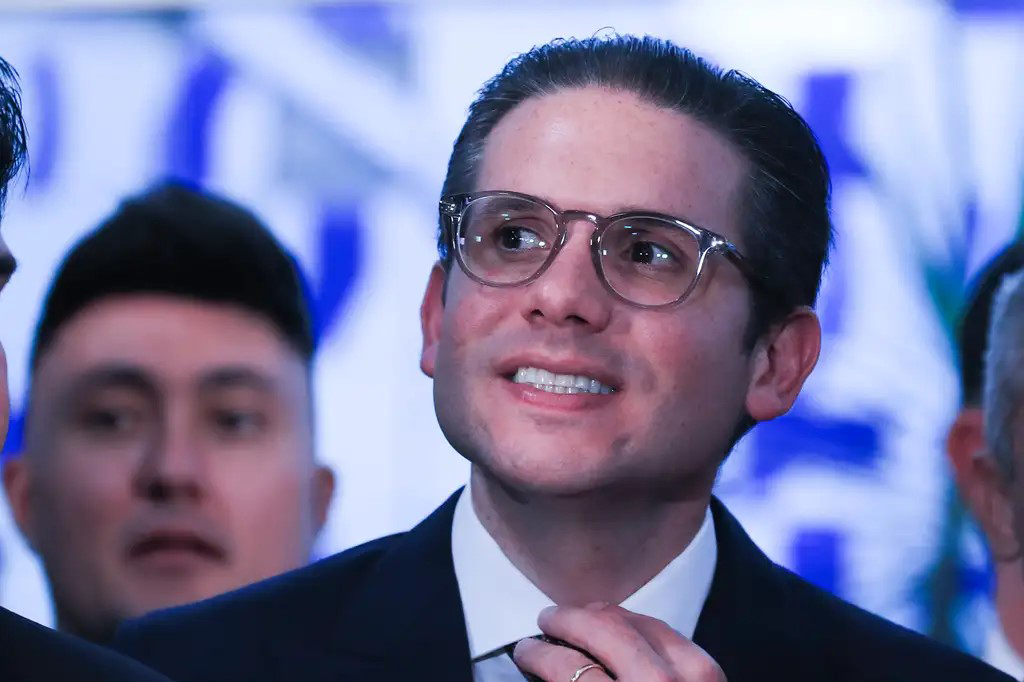 Republicanos deixa Flávio Bolsonaro sozinho: neutralidade teve pressão de Hugo Motta