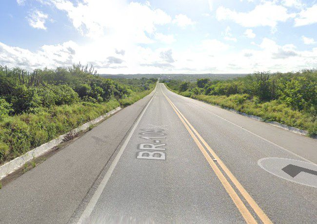 Colisão entre caminhão e carro mata três pessoas na BR-104