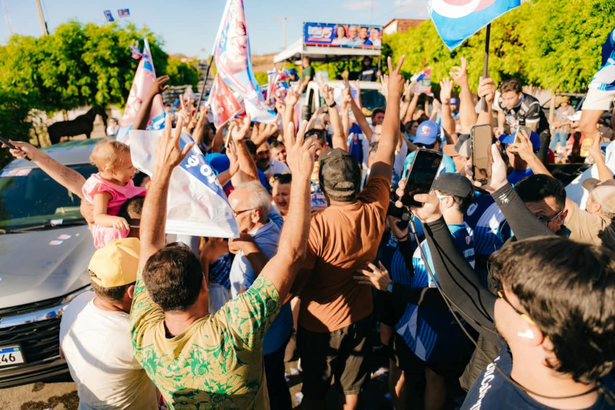 Cícero Lucena e candidatos ao Senado fazem campanha no Sertão