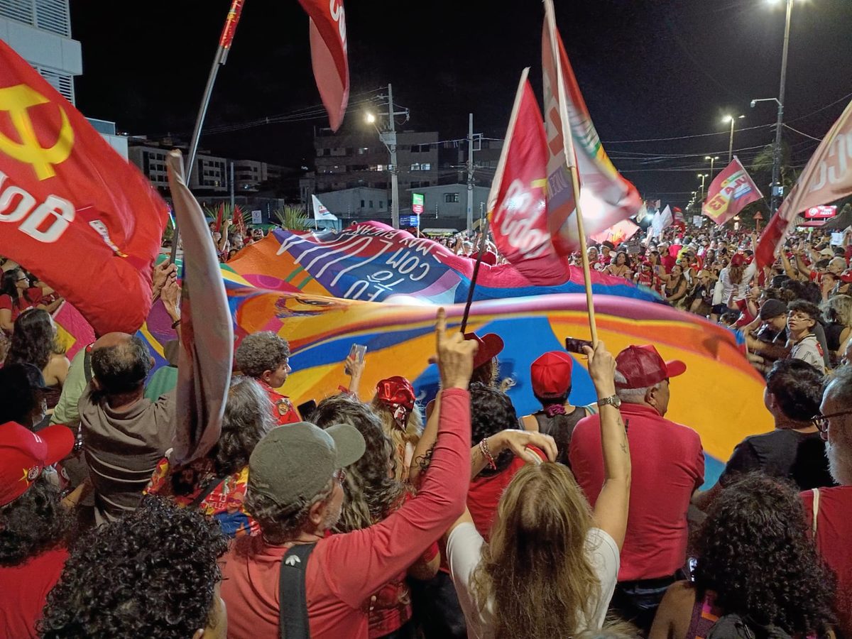 Apoiadores de Lula se reúnem no Busto de Tamandaré em João Pessoa