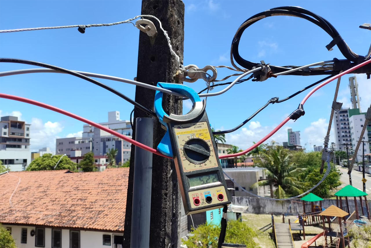 Ligação clandestina de energia é identificada no bairro do Bessa, em João Pessoa
