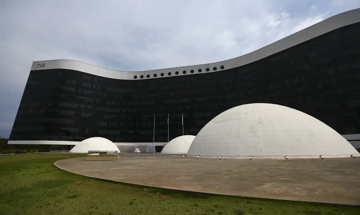 TSE dá 24 horas para Secom remover postagens oficiais que exaltam Lula