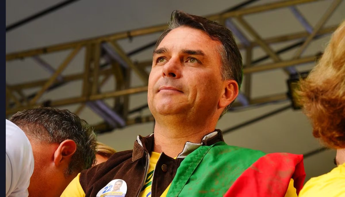 Flávio Bolsonaro aciona TSE contra suposto uso de sindicatos por Lula