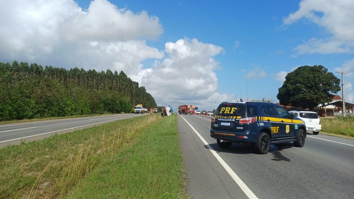 Caminhão de combustível tomba e motorista fica ferido na BR-230