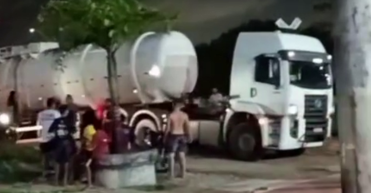 Caminhão com problema mecânico para sobre trilhos em Cabedelo