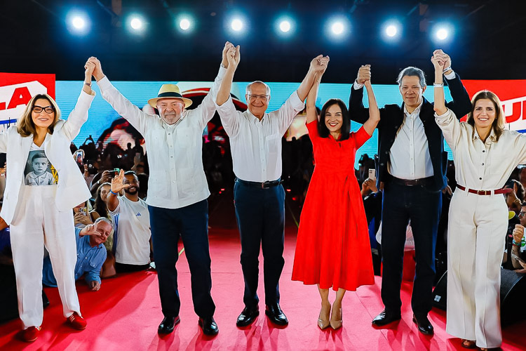 Na convenção do PT, Lula promete investir em defesa e proteger terras raras