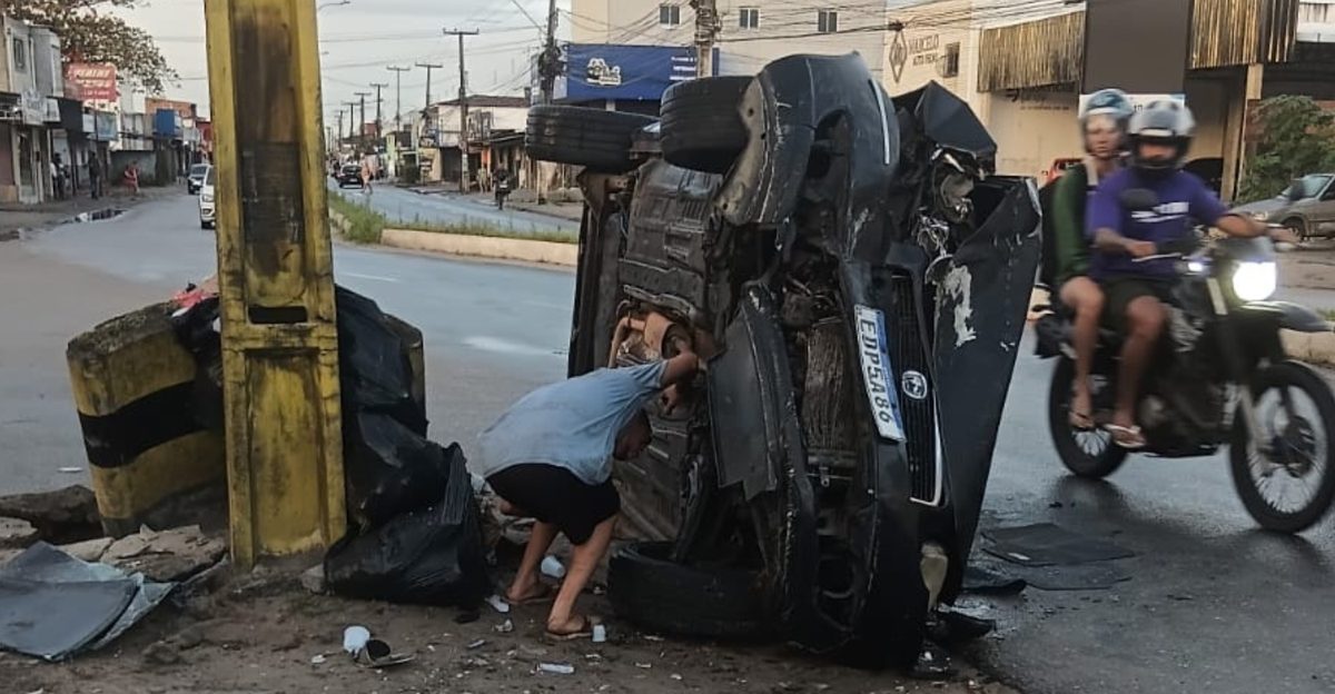 Câmera de segurança flagra carro batendo em poste em Santa Rita