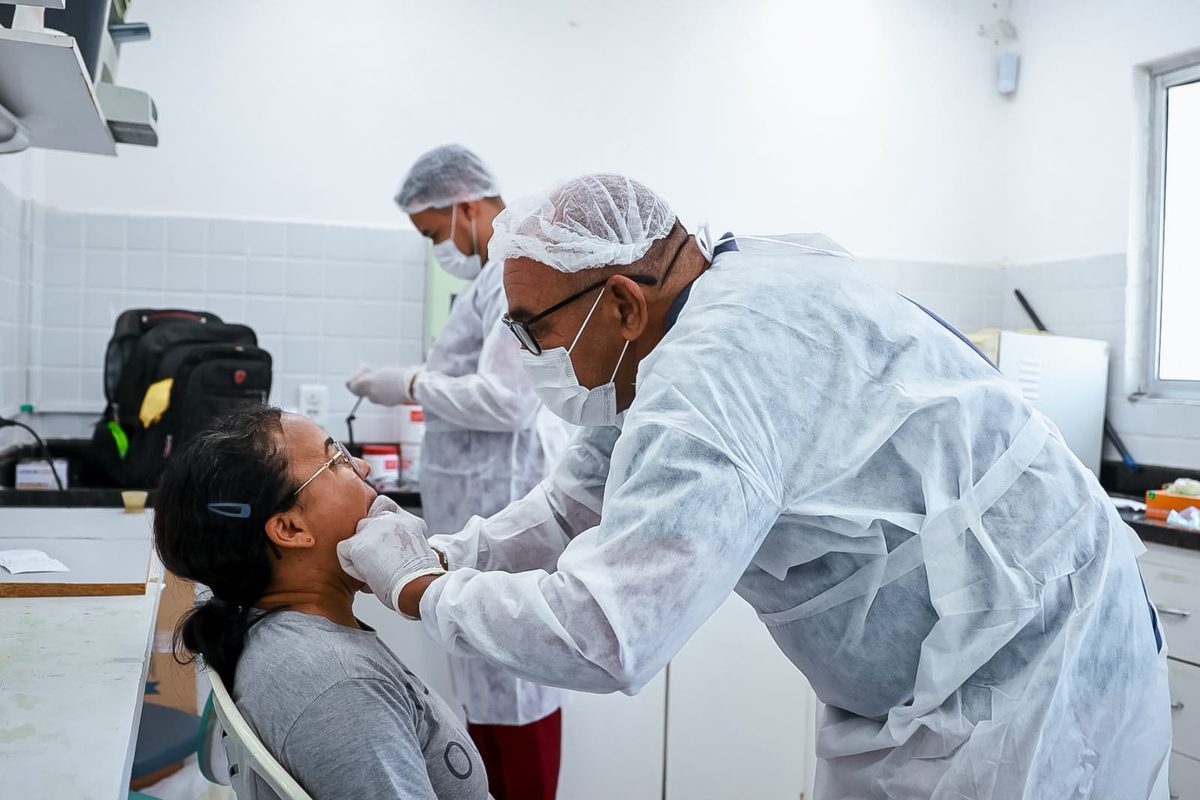 Prefeitura de Cabedelo entrega próteses dentárias a mulheres