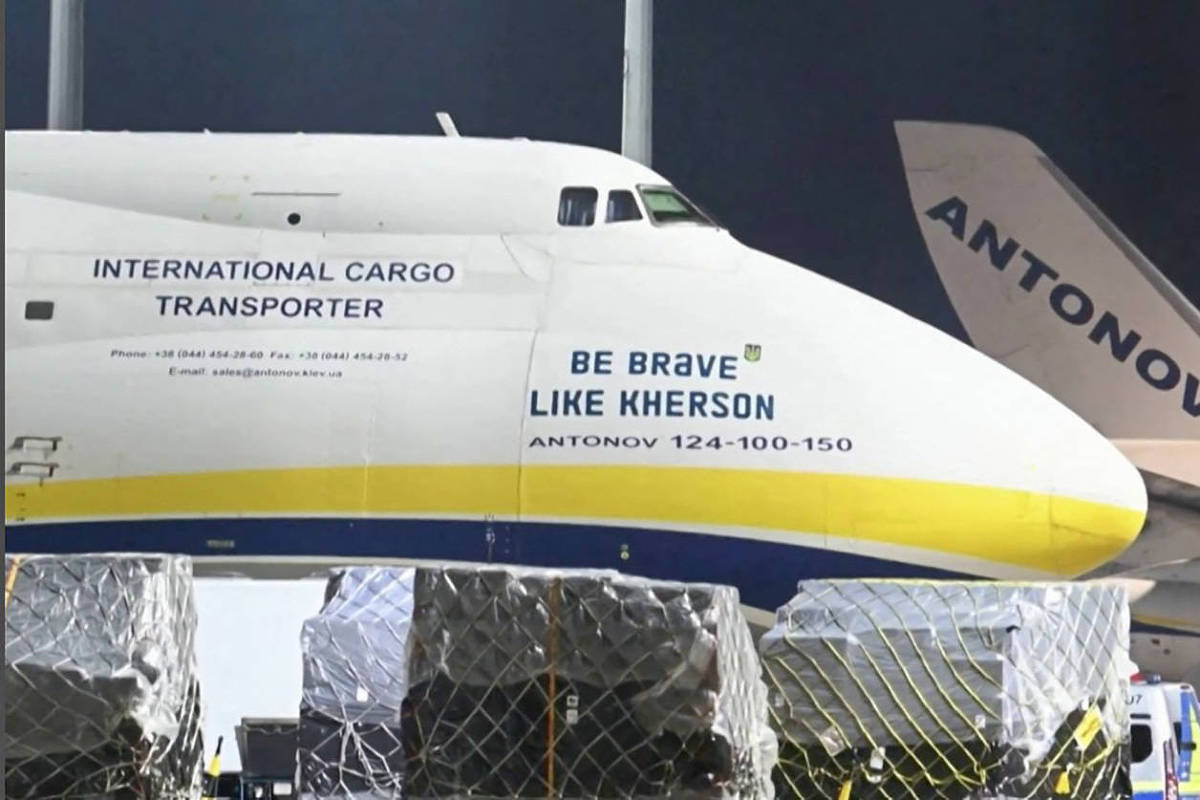 Drone com explosivo fecha aeroporto na Alemanha; colisão força pouso