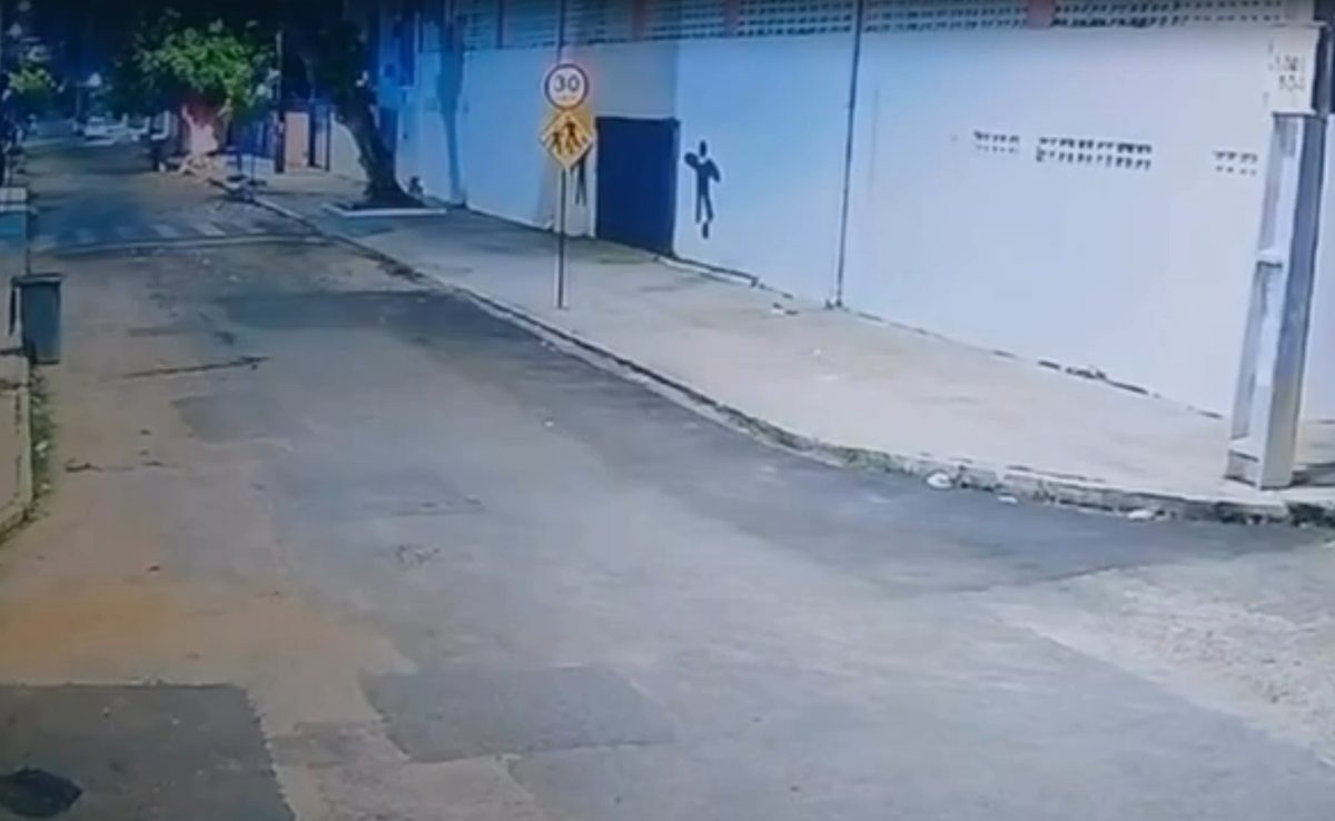 Câmera registra homem ateando fogo em mala com corpo em João Pessoa