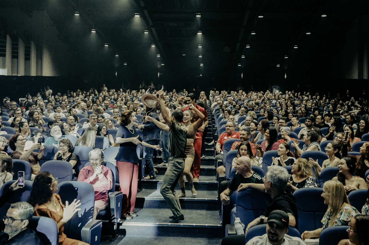 Espetáculo “Mais uma dose de Rossi” lota teatro em João Pessoa