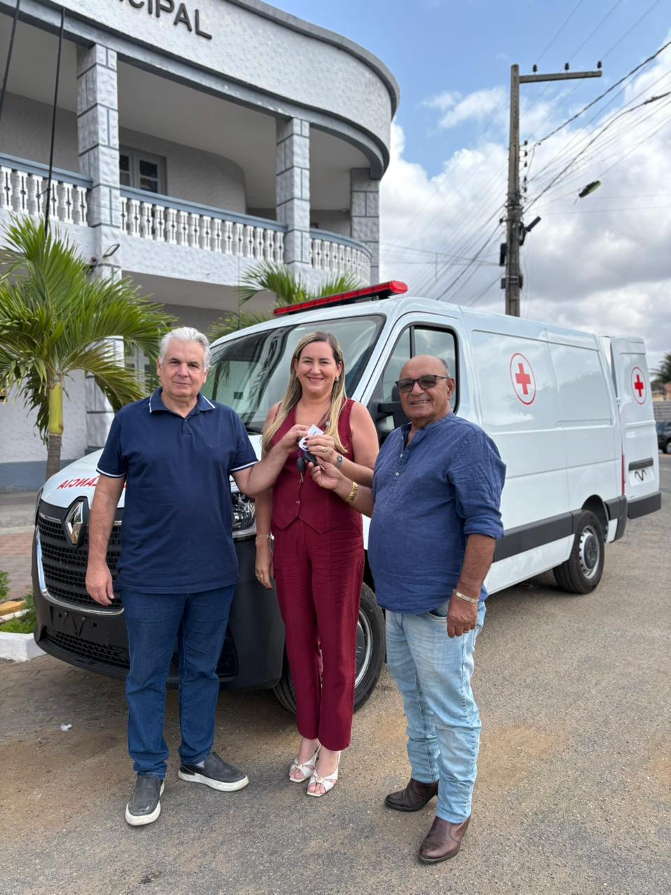 Município de Monteiro recebe nova ambulância para reforçar atendimento e transporte de pacientes