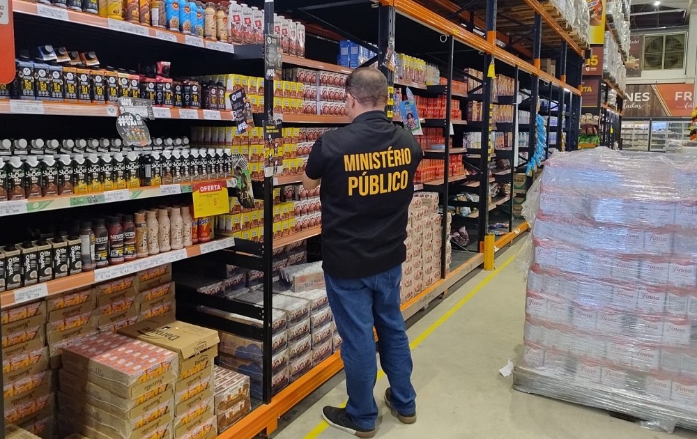 Fiscais autuam oito estabelecimentos comerciais e bancários em Monteiro