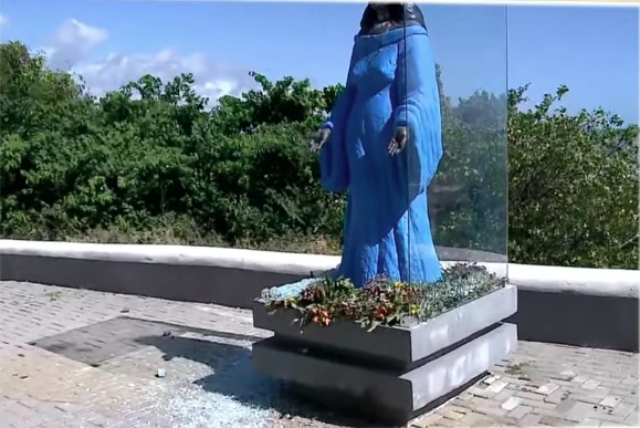 Vidro da estátua de Iemanjá é danificado em João Pessoa
