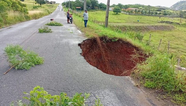 Chuva danifica cabeceira de ponte entre Belém e Caiçara