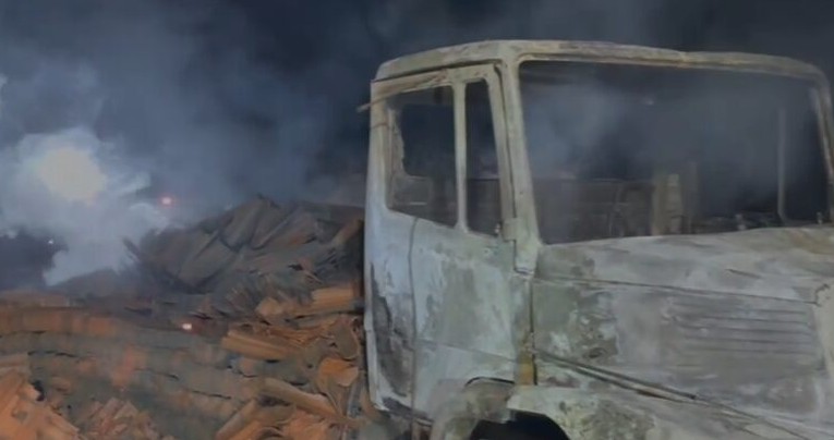 Colisão frontal entre caminhão e carro deixa um morto na BR-230