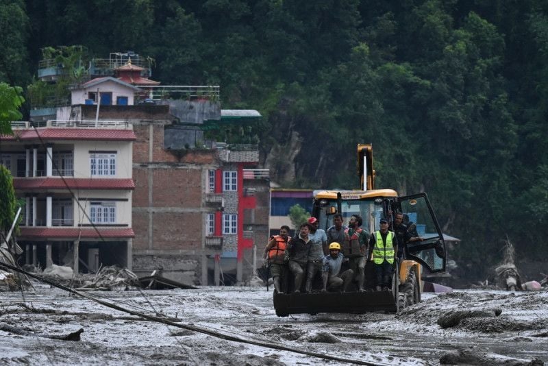 Busca por desaparecidos após enchentes no Nepal e no Tibete mobiliza equipes