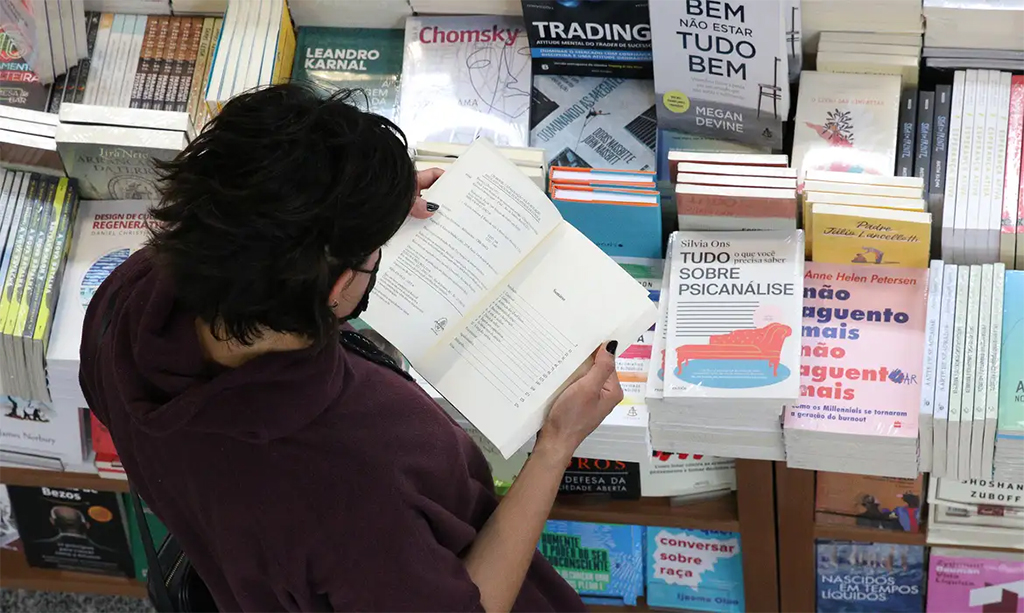 Vilãs: telas não definem hábito de leitura de crianças e adolescentes