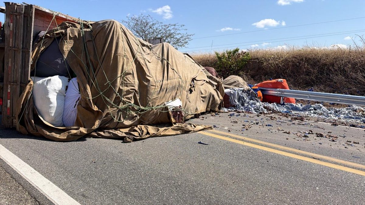 Caminhão tomba e bloqueia parcialmente a BR-230 em Pombal