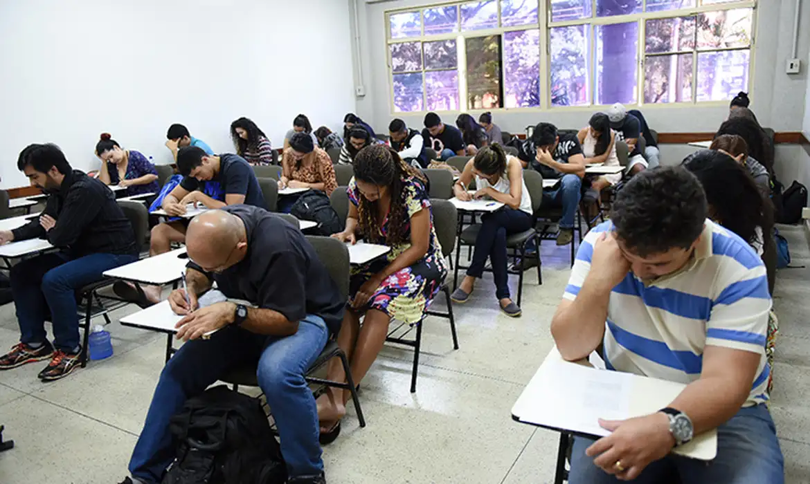 Provas do Encceja ocorrem neste domingo em todo o país