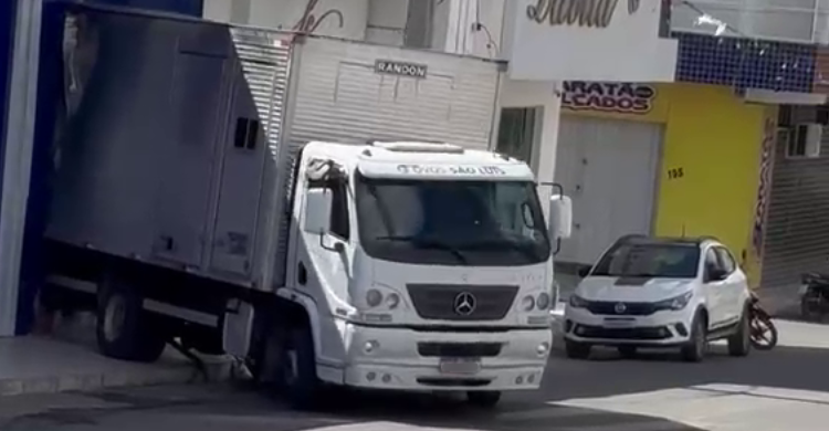 Mulher sofre fratura após atropelamento por caminhão sem freio em Paulista
