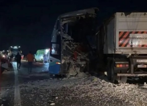 Batida entre ônibus e carreta deixa 11 mortos e feridos em rodovia