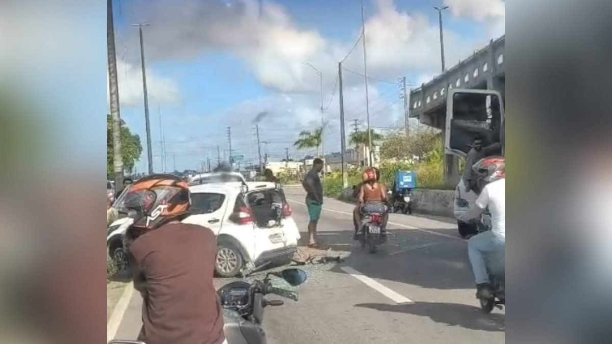 Engavetamento bloqueia trecho da rodovia federal em Bayeux