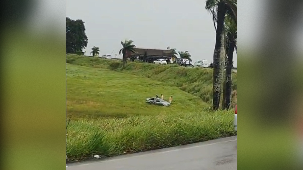 Veículo sai da pista e cai em ribanceira na BR-230 em Santa Rita