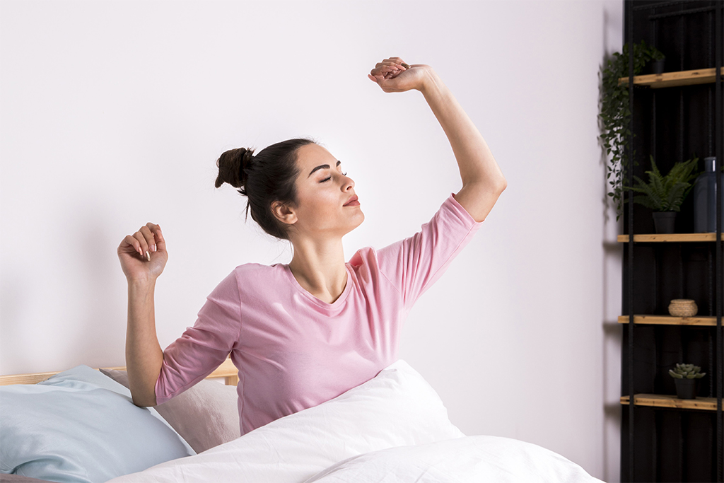 Rigidez no corpo ao acordar: Fisioterapeuta faz algumas recomendações