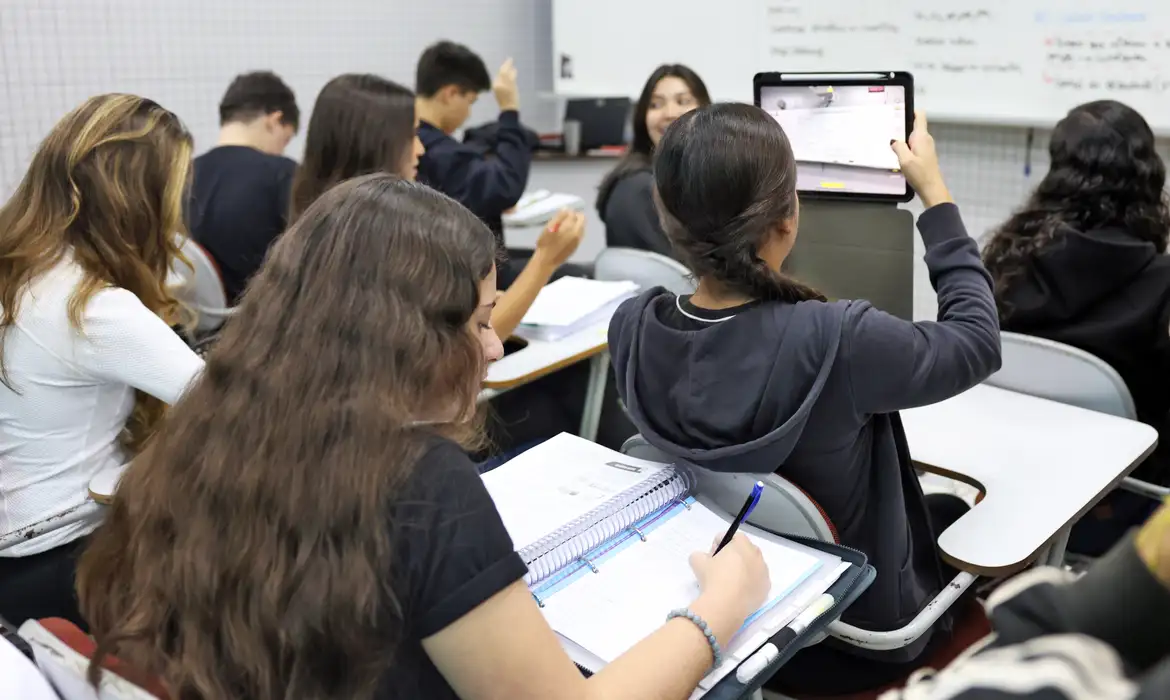 Alunos do Pé-de-Meia nascidos em março e abril recebem parcela nesta terça