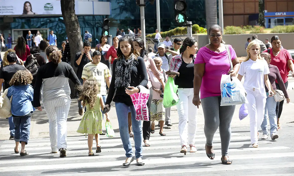 Quatro em cada dez mulheres já recusaram oportunidade profissional por dificuldades de deslocamento, aponta pesquisa