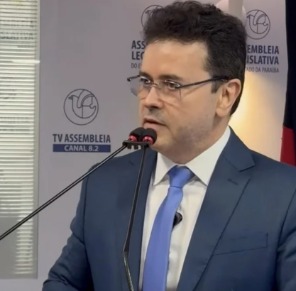 Ex-líder da oposição na ALPB retira candidatura para deputado federal e apresenta o irmão