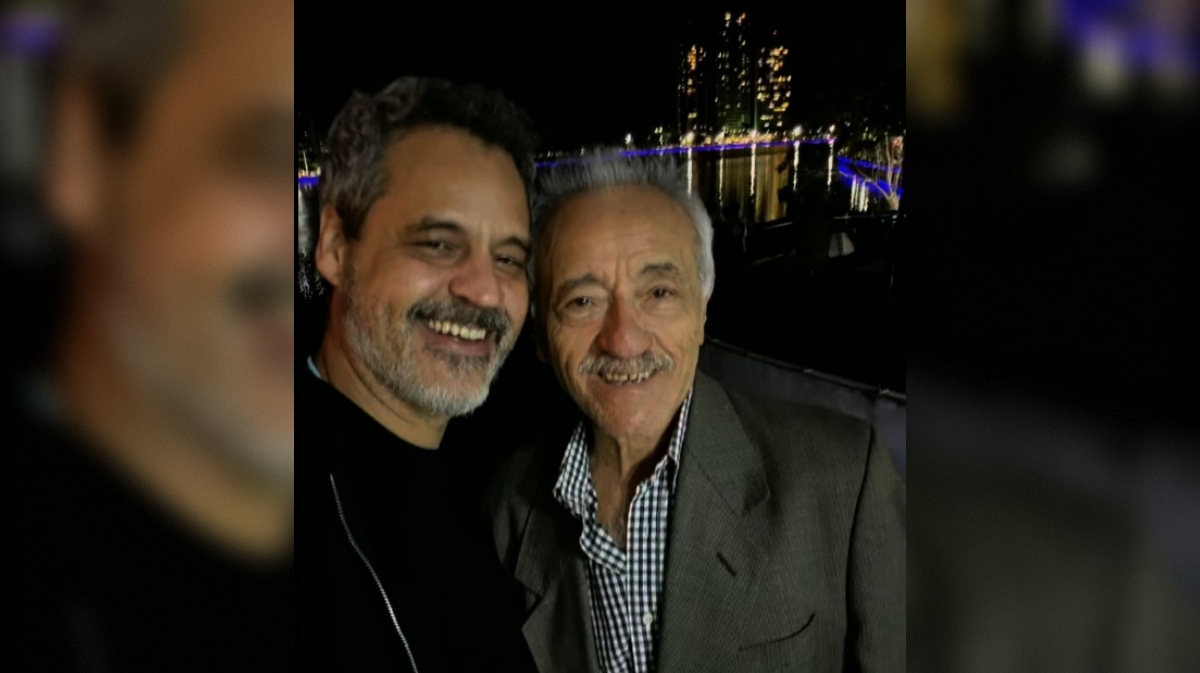 Ator Bruno Garcia conhece pontos turísticos de Campina Grande com o pai