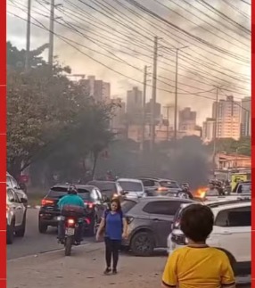 Moradores fazem protesto e bloqueiam Avenida Tancredo Neves, em João Pessoa