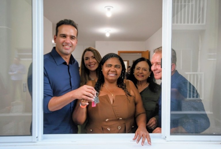 Lucas Ribeiro entrega apartamentos e beneficia famílias com moradia em Patos